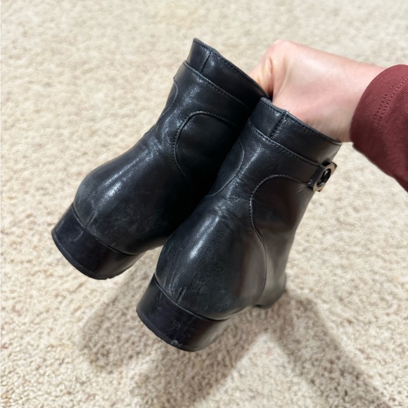 Salvatore Ferragamo Elegant Black Leather Ankle Boots - Picture 5 of 8